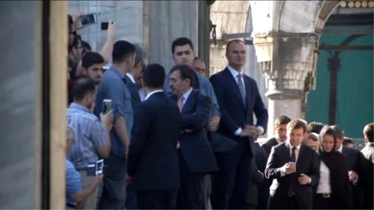 Başbakan Davutoğlu, Bayram Namazını Sultanahmet Camisi\'nde Kıldı