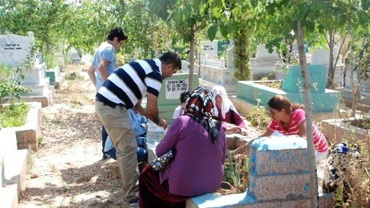 Bayram Sabahı Mezarlıklar Doldu Taştı