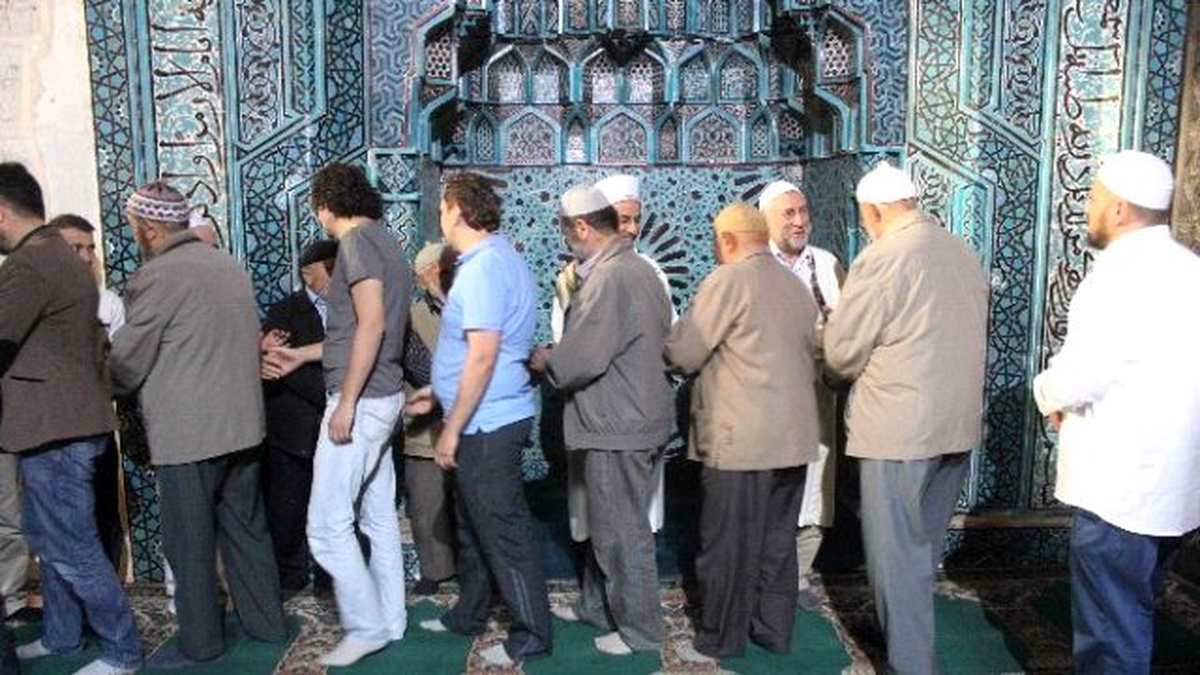 Beyşehir\'de Vatandaşlar Bayram Namazında Camilere Akın Etti