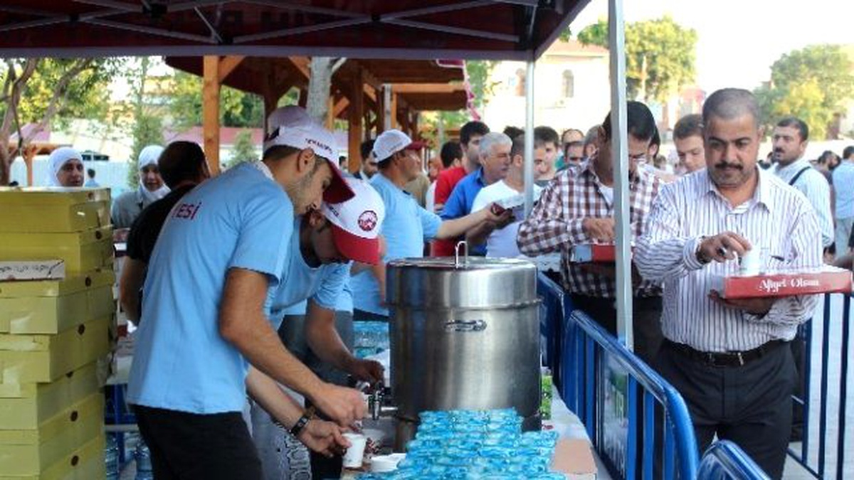 Binlerce Kişi Ramazan Sonrası İlk Kahvaltıyı Fatih Camisinde Yaptı
