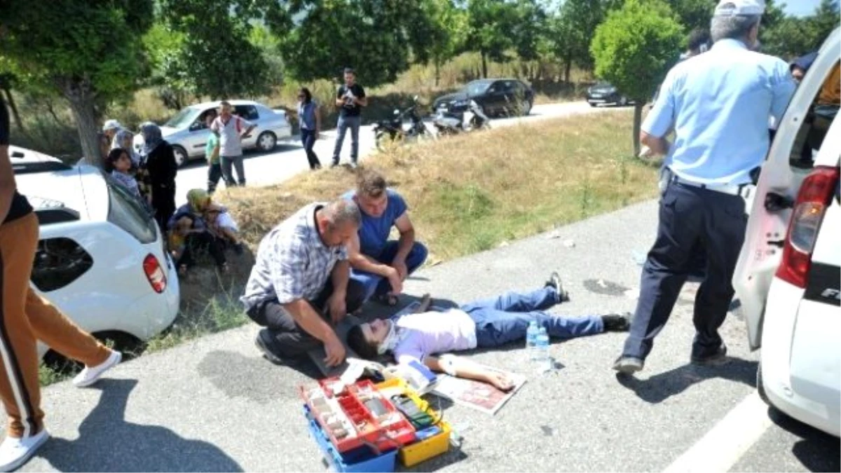 Bursa\'da 3 Araç Birbirine Girdi: 8 Yaralı