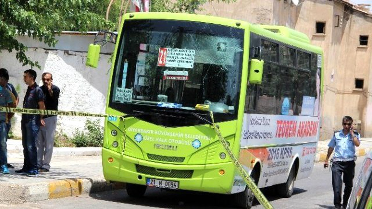 Diyarbakır\'da Mezarlık Yolunda Yol Verme Kavgası: 4 Yaralı