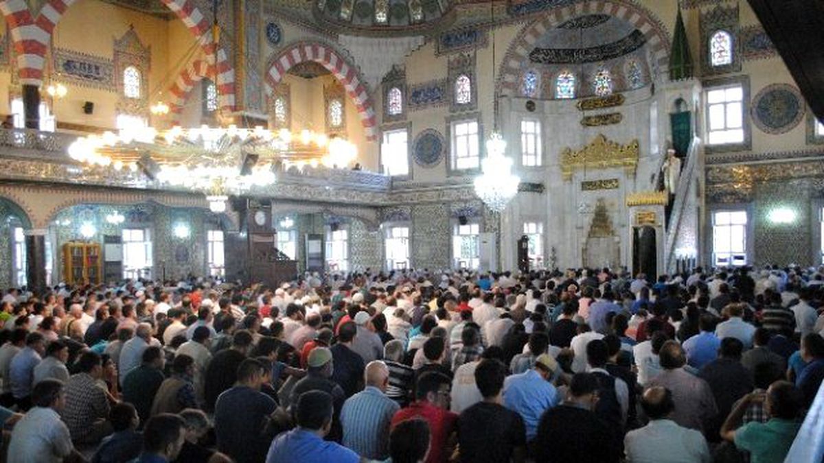 Elazığ\'da Camiler Doldu