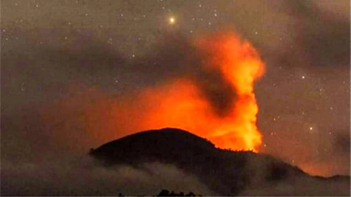 Endonezya\'da İki Volkan Patladı, 5 Havalimanı Kapandı