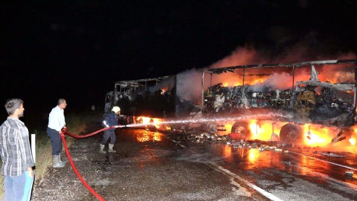 Iğdır\'da Teröristler Yol Kesip Tır Yaktı