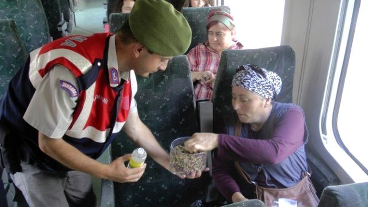 Jandarmadan Önce Kimlik Kontrolü, Sonra Bayram Şekeri
