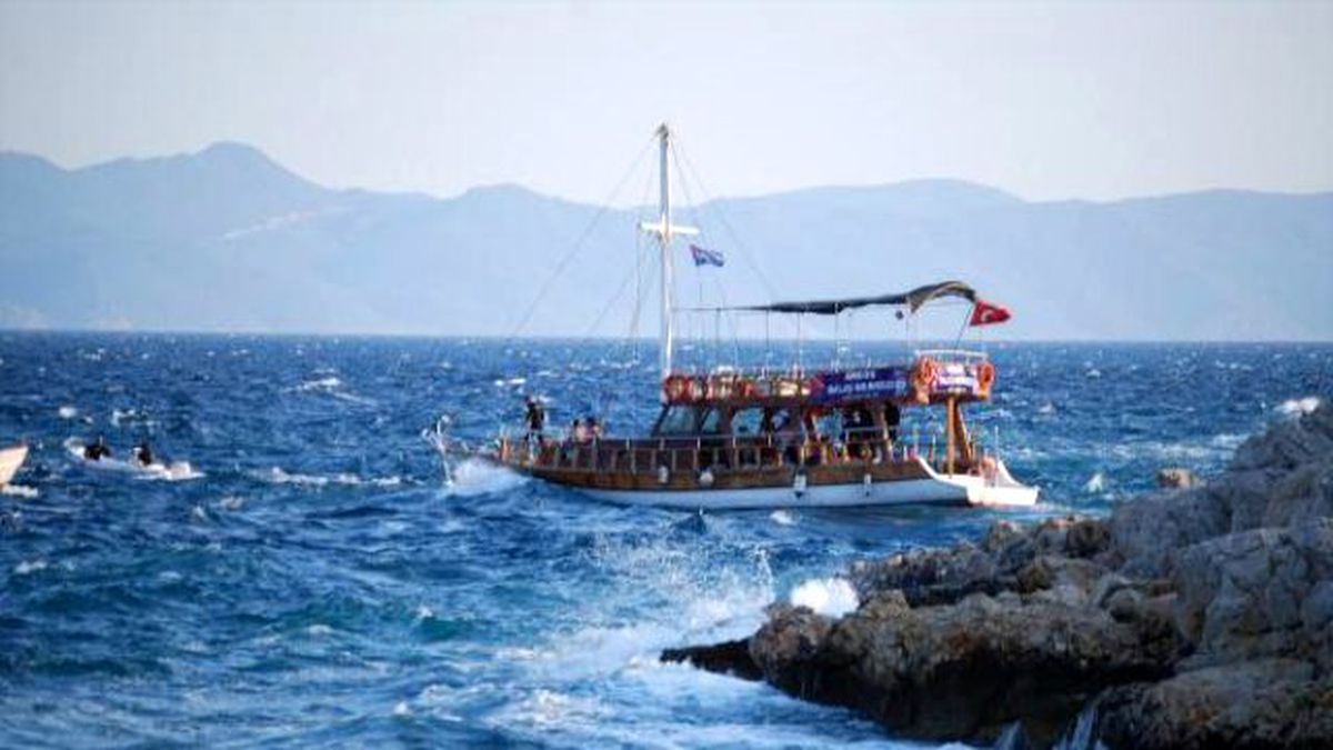 Kayalıklara Sürüklenen Tekne Son Anda Kurtarıldı