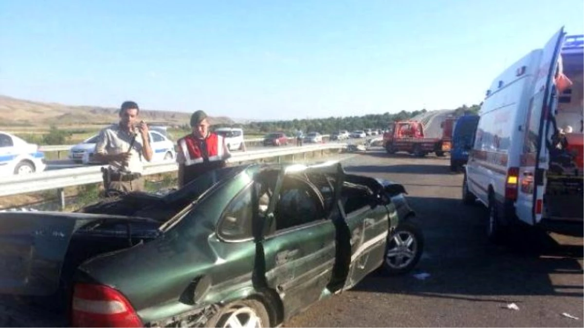 Kırıkkale\'de Otomobil Refüje Çarptı: 4 Yaralı