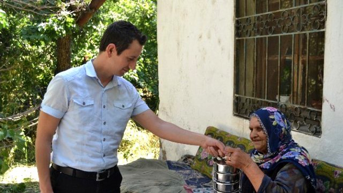 Kocasinan Kaymakamlığı Ramazan Ayında 69 Yaşlının Evine Yemek Götürdü