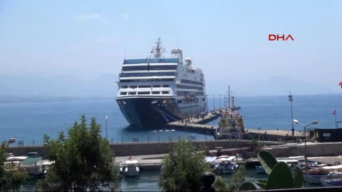 Lüks Gemiden Yüzlerce Turist İndi