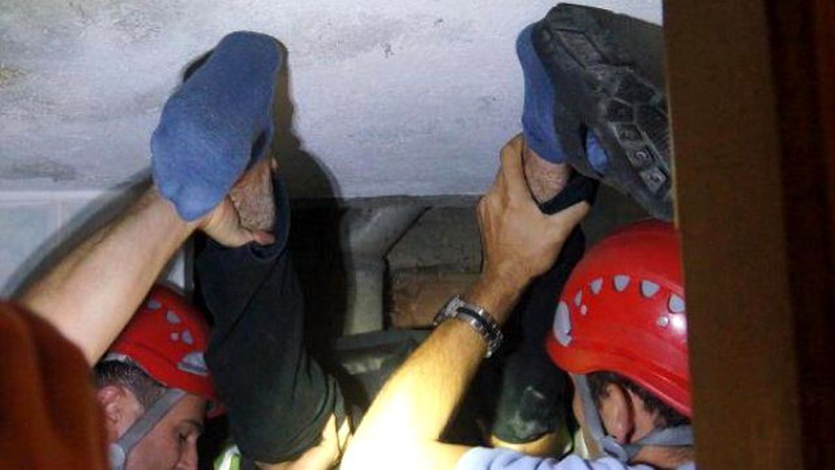 Mahsur Kediyi Aşağı Sarkıtılan İtfaiye Eri Kurtardı