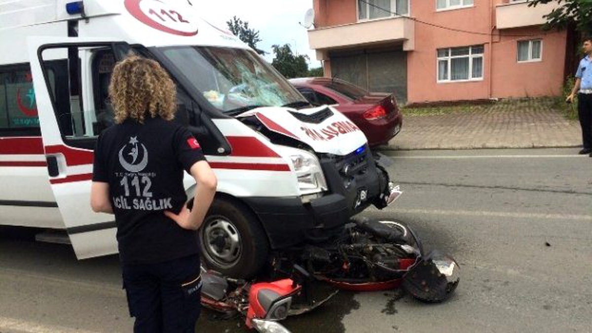 Otomobil Ambulansa Çarptı: 1 Yaralı