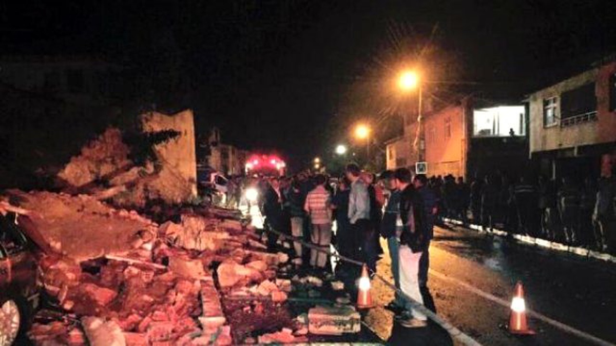 Okulun Bahçe Duvarı 2 Otomobilin Üzerine Yıkıldı