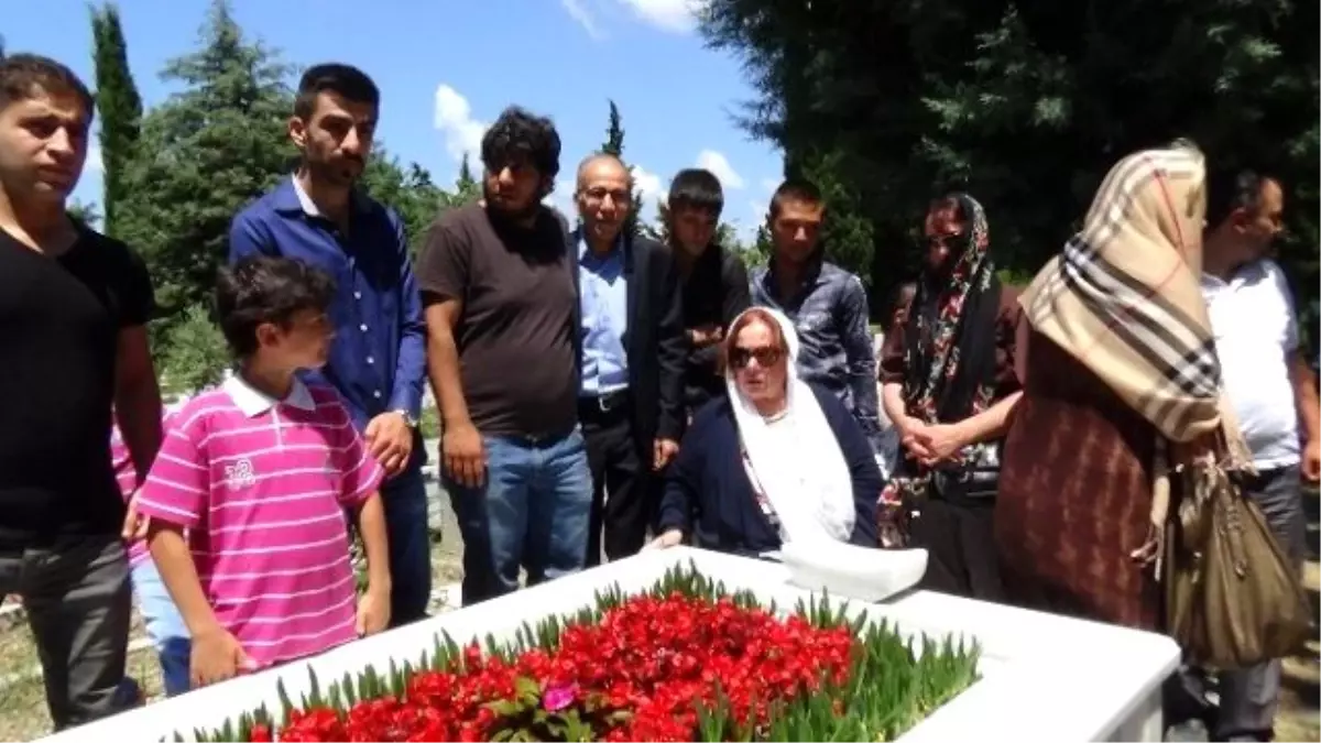 Muhterem Nur\'dan Sanat Camiasına Sitem