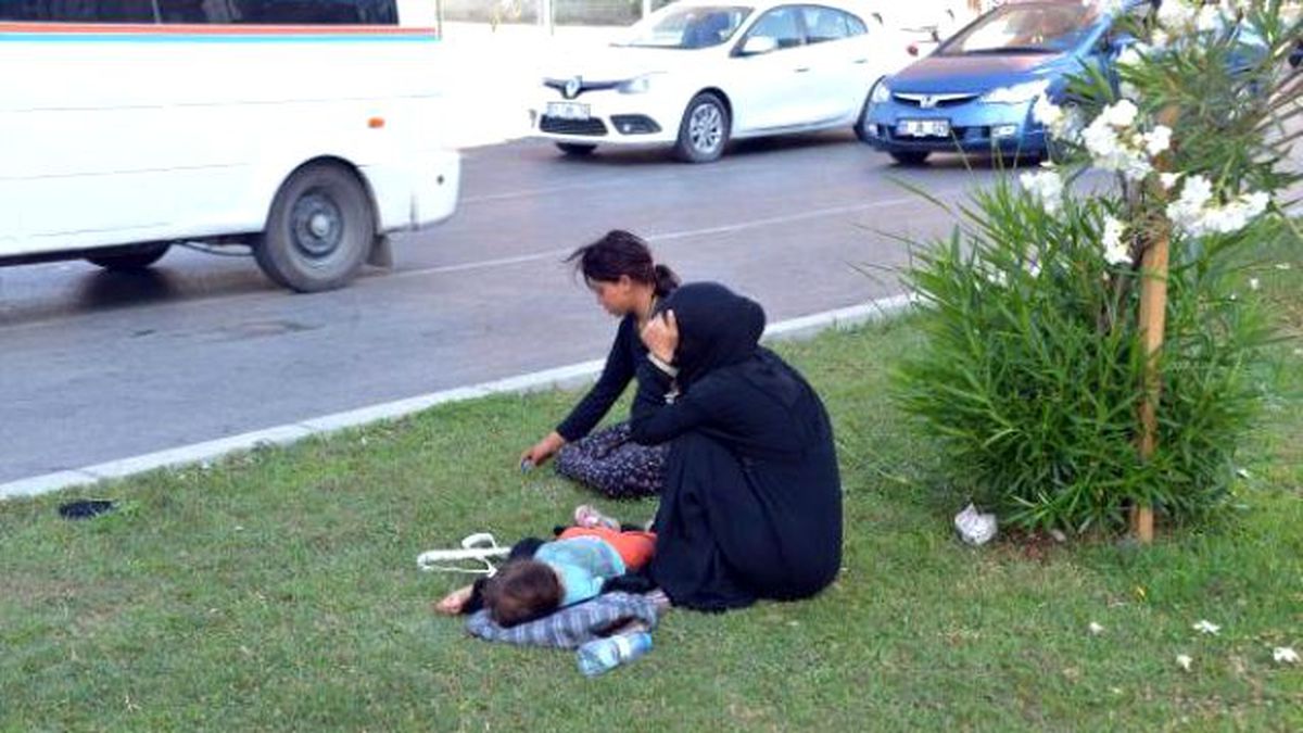 Polis, Dilenen Çıplak Ayaklı Suriyeli Çocuğa Harçlık Verip Kavşaktan Uzaklaştırdı