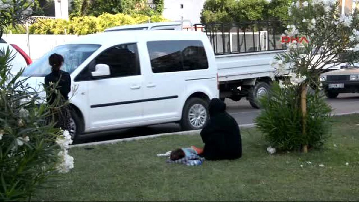 Polis, Dilenen Çıplak Ayaklı Suriyeli Çocuğa Harçlık Verip Kavşaktan Uzaklaştırdı