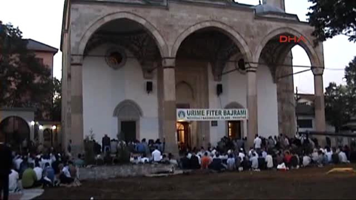 Priştineliler Bayram Namazı İçin Tarihi Fatih Sultan Mehmed Camii\'ne Akın Etti...