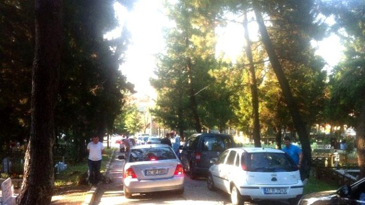 Sakarya\'da Mezarlıklar Doldu Taştı