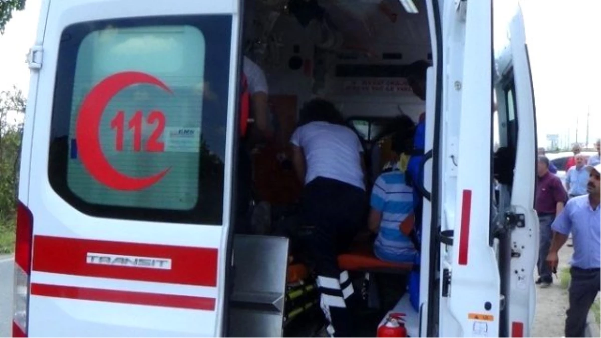 Sakarya\'da Otomobille Ambulans Çarpıştı: 5 Yaralı