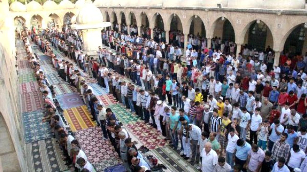 Şanlıurfa\'da Cami ve Mezarlıklarda Bayram Yoğunluğu