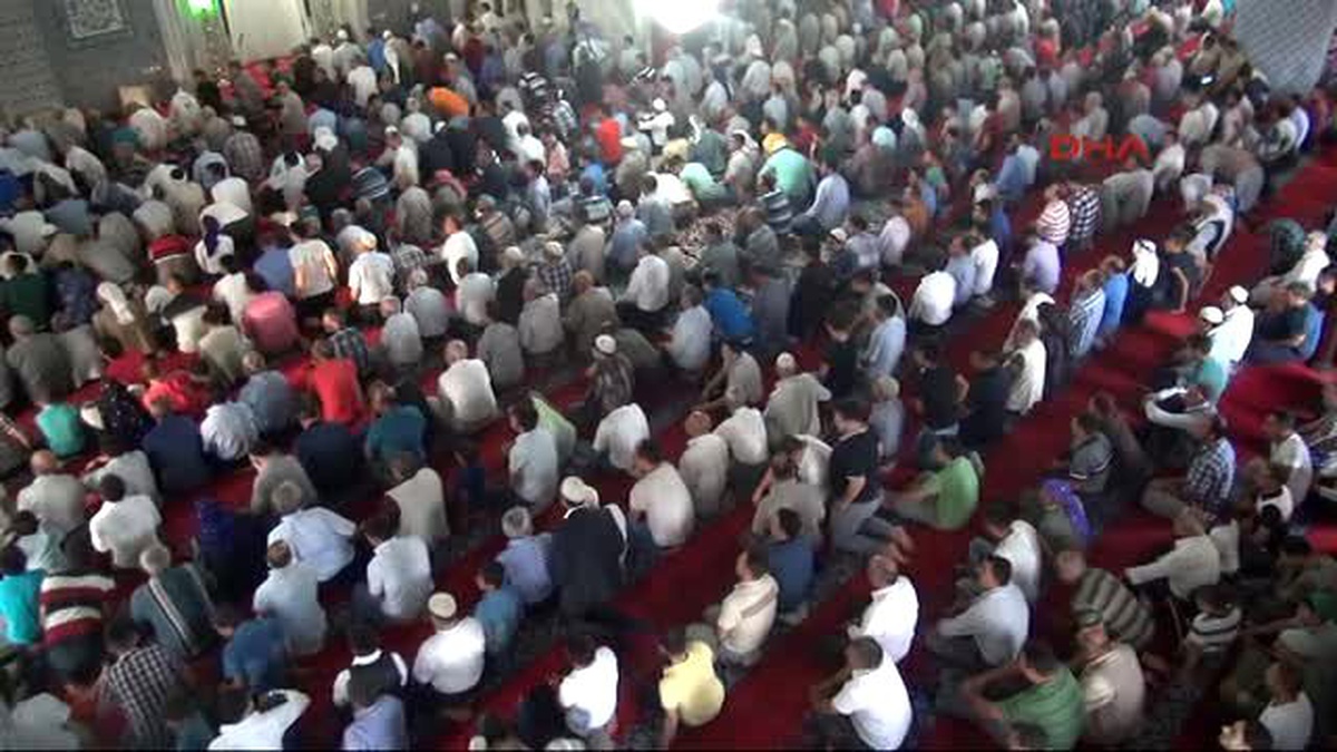 Şanlıurfa\'da Cami ve Mezarlıklarda Bayram Yoğunluğu