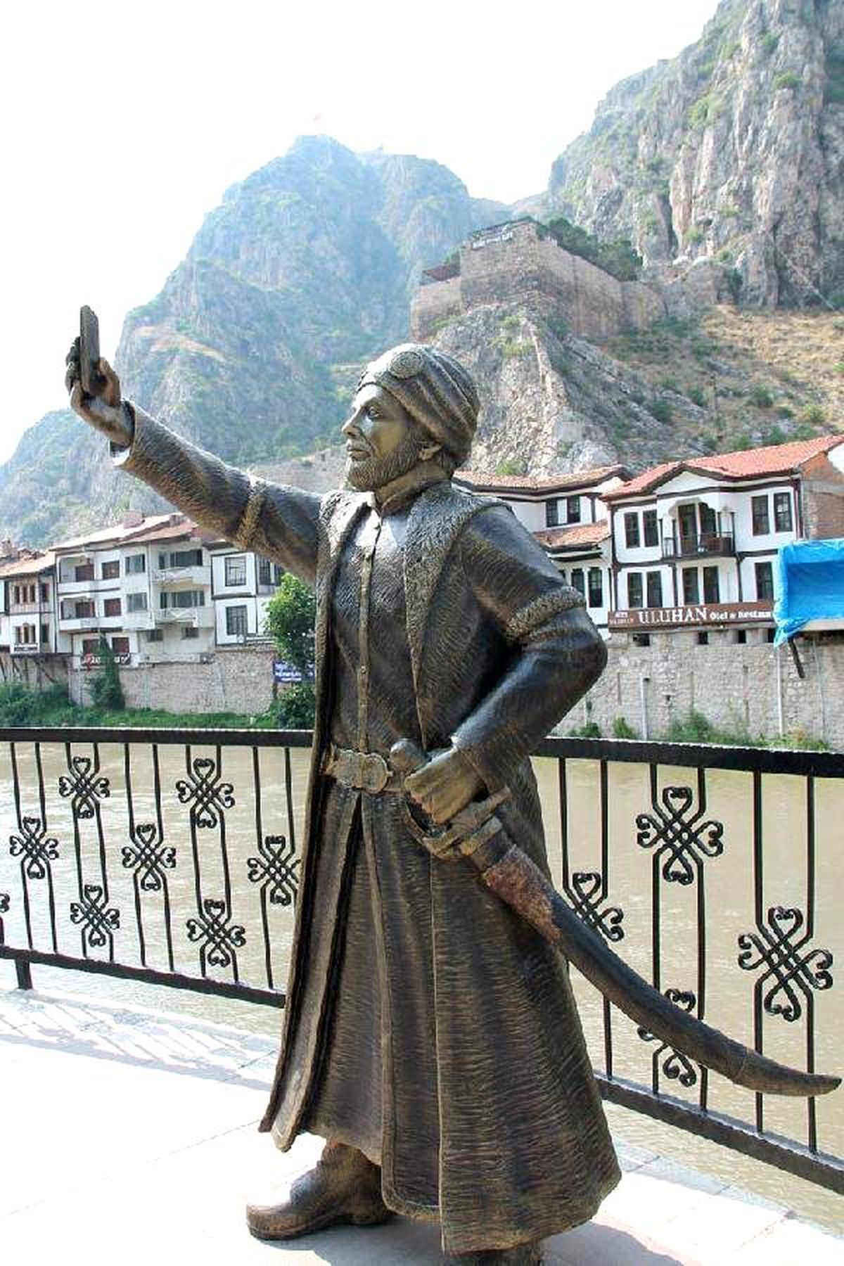 Selfie Çeken Şehzade Heykeli Amasya'ya İlgiyi Artırdı