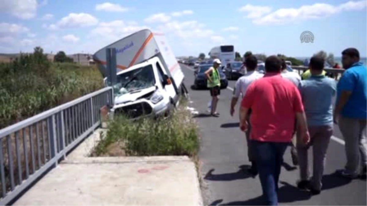 Trafik Kazası Sonucu Kilometrelerce Araç Kuyruğu Oluştu