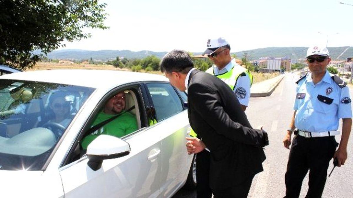 Trafikçilerden Sürücülere Bayram Şekeri
