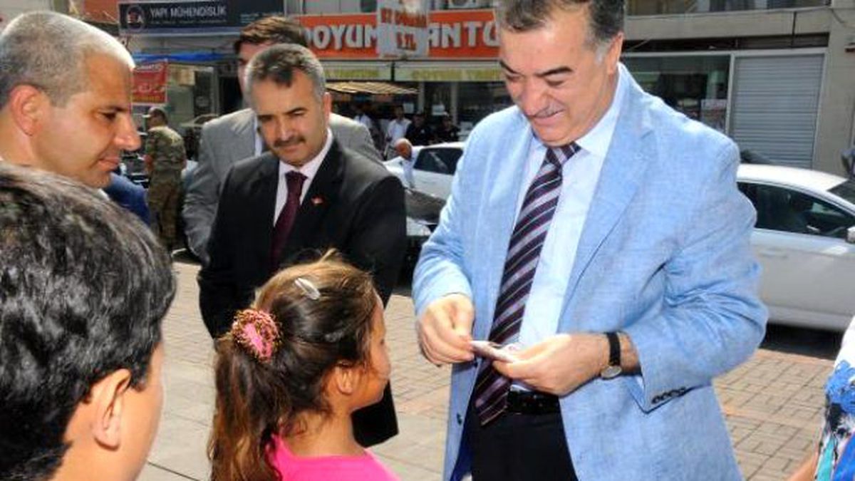 Osmaniye Valisi\'nden Harçlık Alma İzdihamı