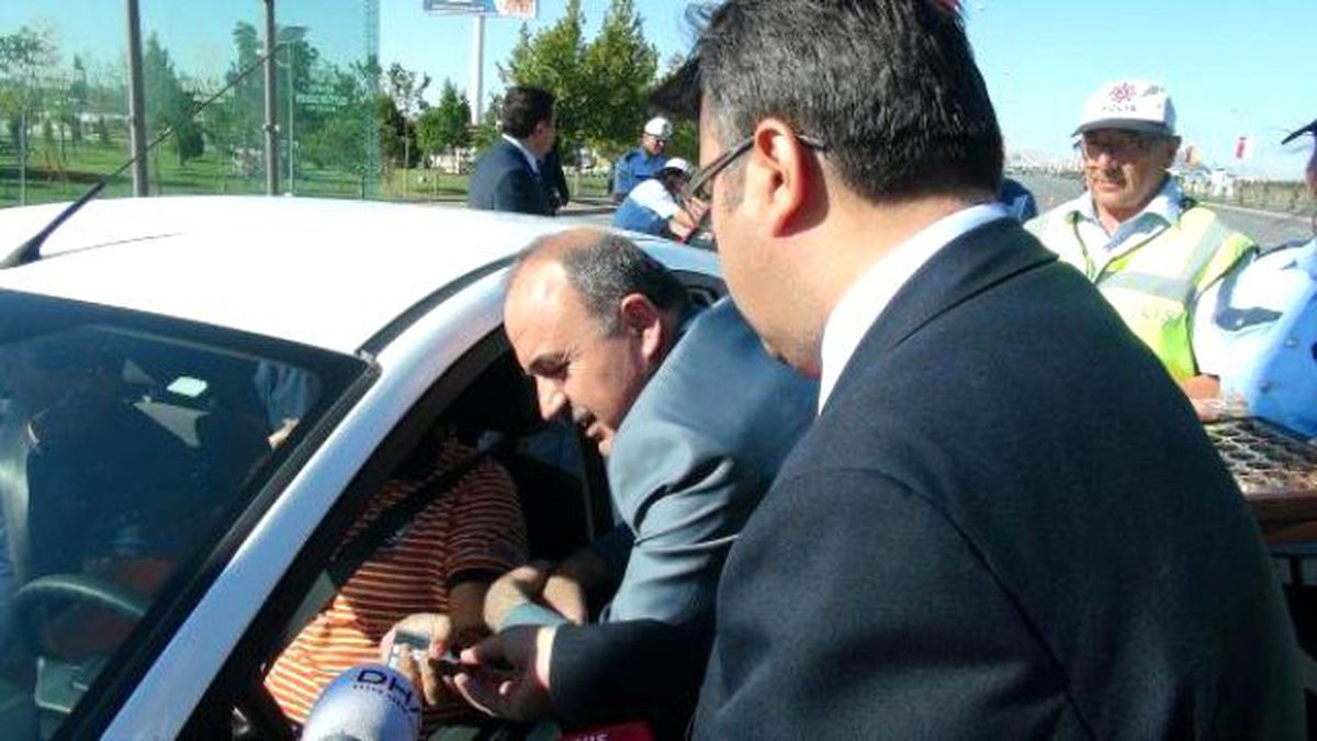 Vali ve Emniyet Müdürü\'nden Sürücülere Bayram Çikolatası