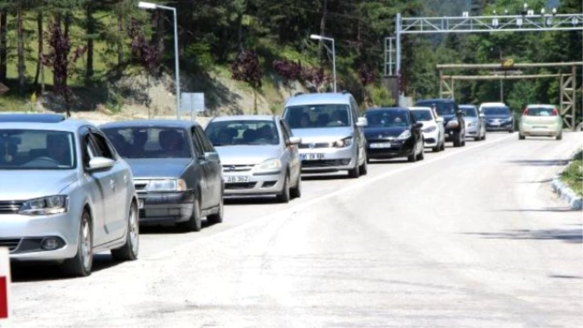 Abant Tabiat Parkı Önünde 2 Kilometrelik Tatilci Konvoyu