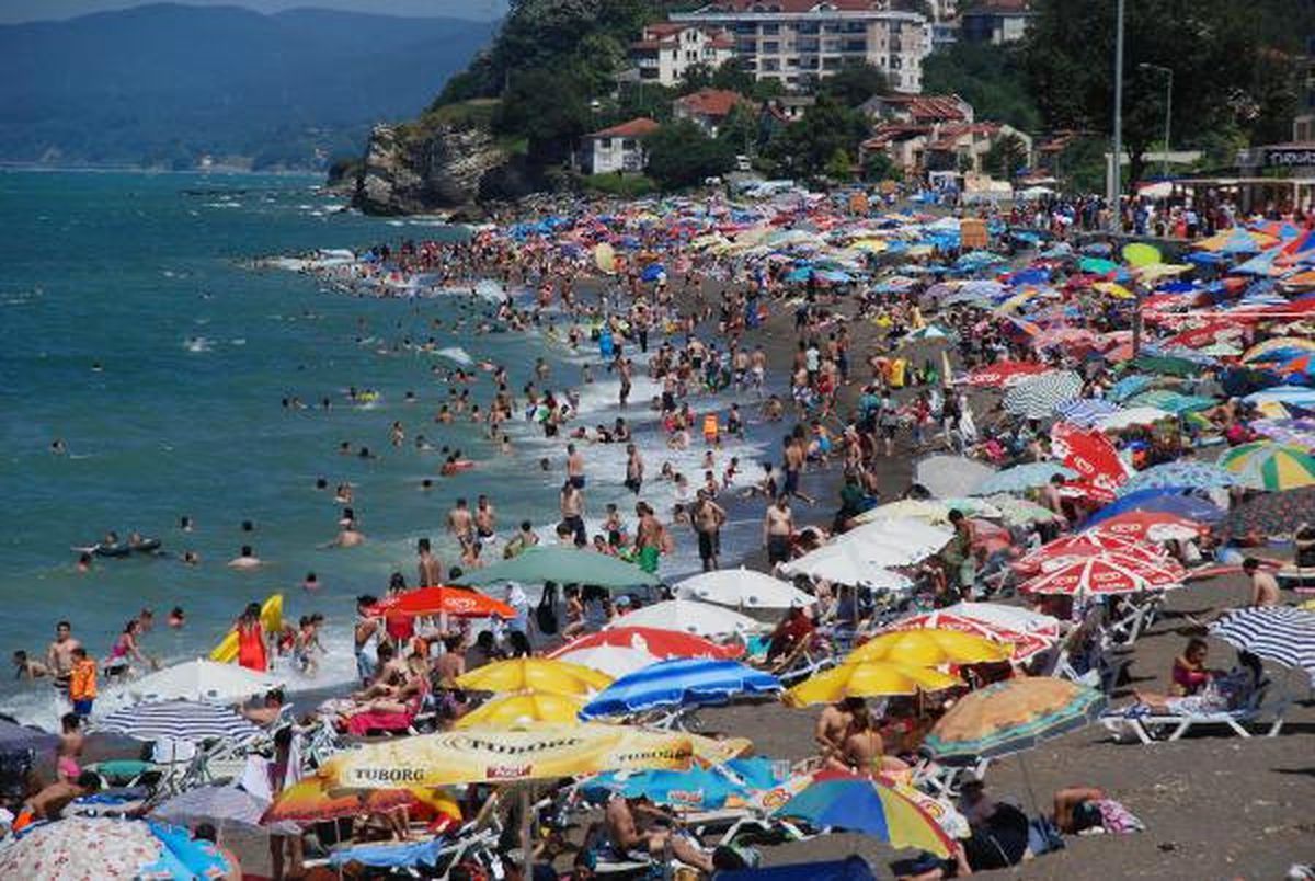 Akçakoca\'da Plajlar Doldu