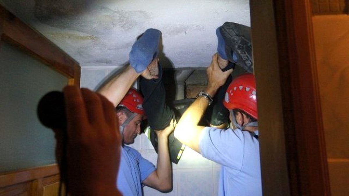 Apartman Boşluğundaki Kediye Kurtarma Operasyonu