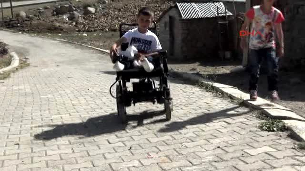Bingöl Minik Berat, Akülü Arabasıyla İlk Kez Bayramda Şeker Topladı