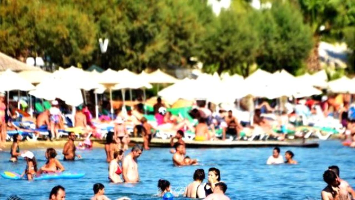 Bodrum\'da Beach Club\'lar Boşaldı, Halk Plajları Doldu Taştı