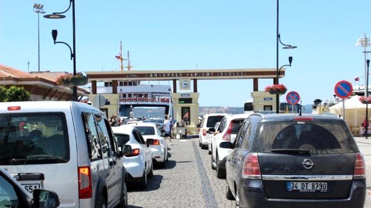 Çanakkale\'de Feribot Kuyruğu