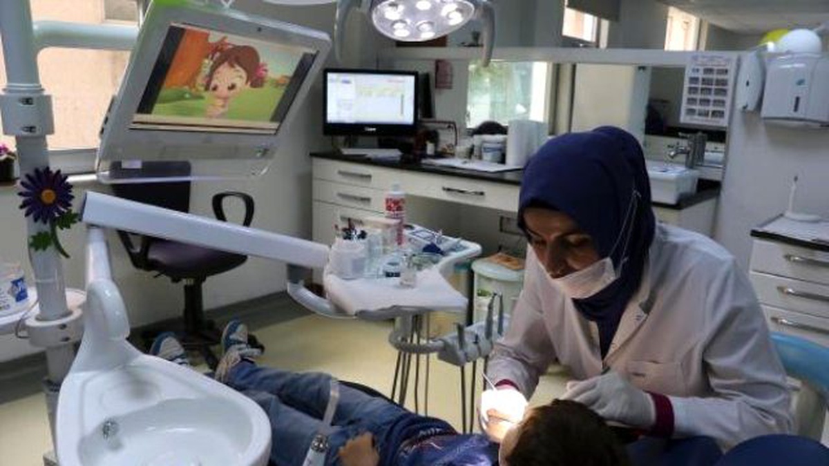 Dişçi Koltuğunda Çocuklar İçin Özel Çizgi Film Yayını