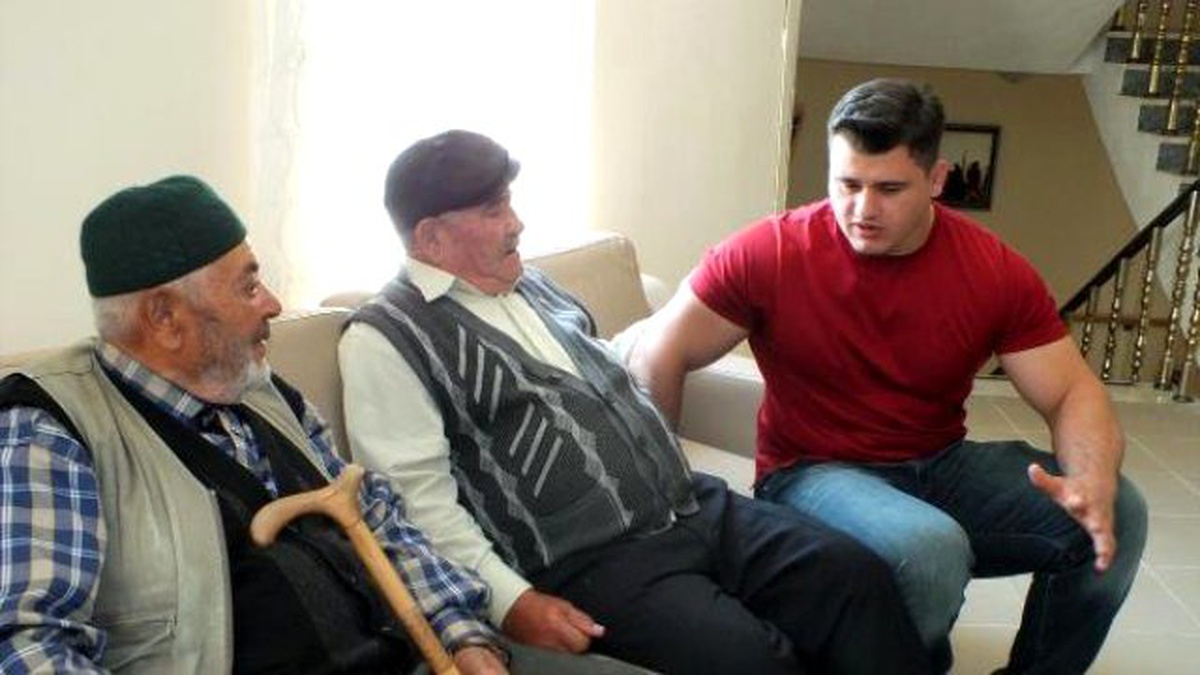 Dünya Şampiyonu Güreşçi Kayaalp\'ten Huzurevi Ziyareti
