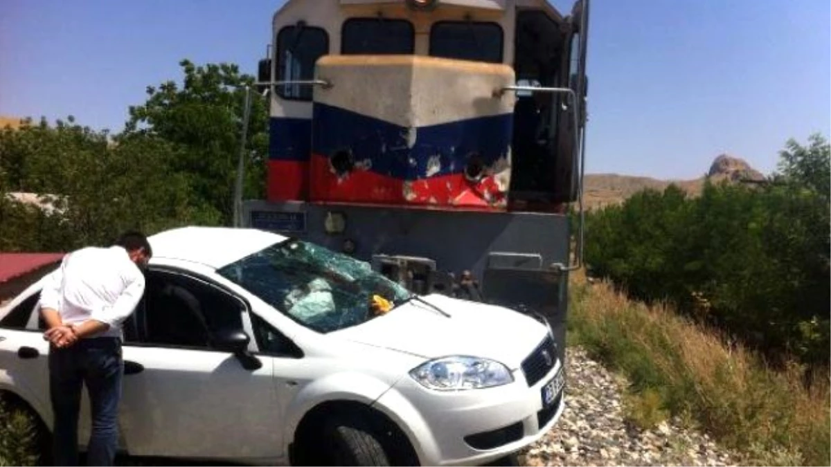 Elazığ\'da Lokomotif Otomobile Çarptı; 4 Yaralı