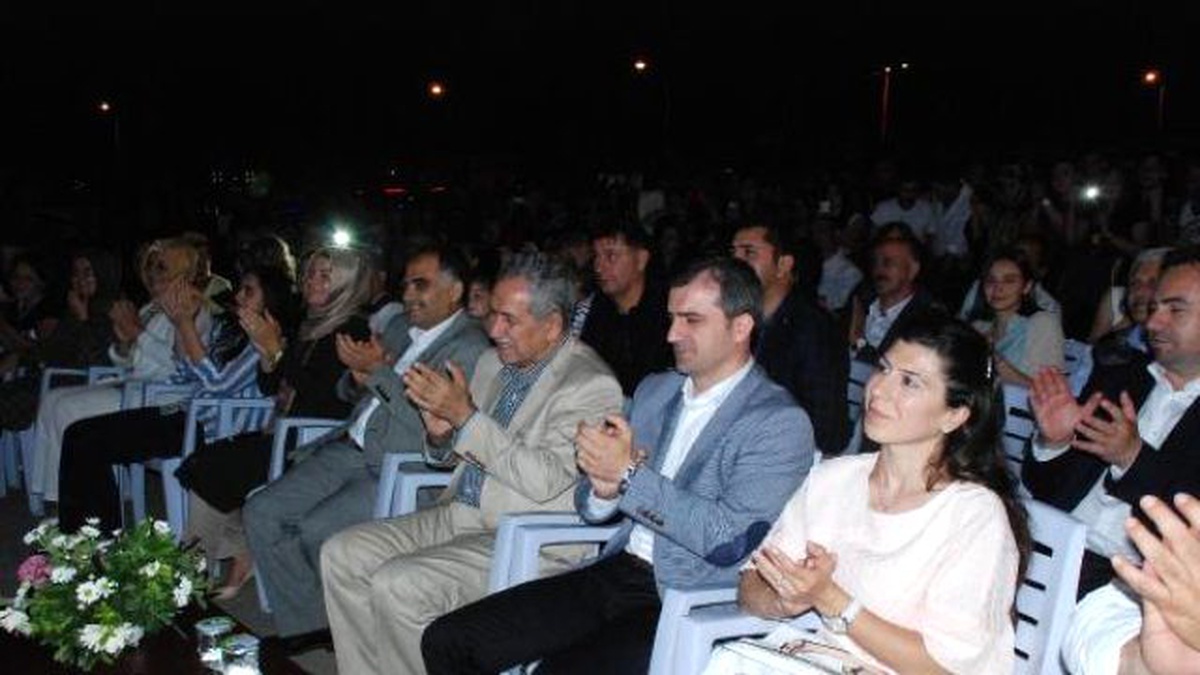 Ferhat Göçer\'in Şarkılarına 10 Bin Kişi Eşlik Etti