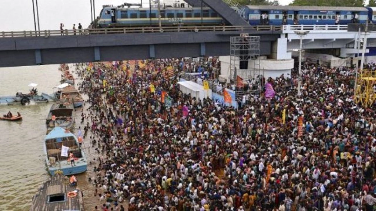 Hinduların Kutsal Nehirde Yıkanma Festivalinin Sonu Faciayla Bitti