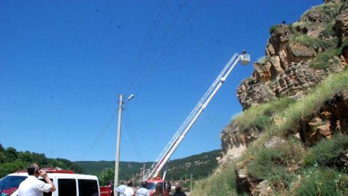 Kayalıklarda İntihara Kalkışan Genci Polis İkna Etti