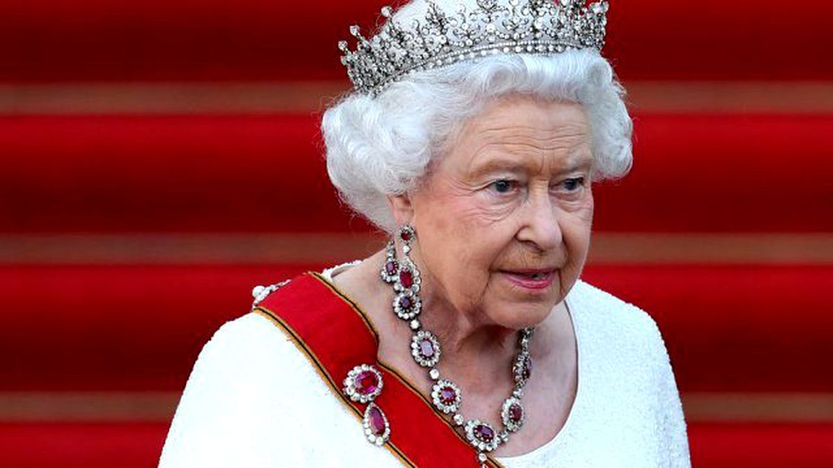 Kraliçe Elizabeth'in 'Nazi Selamı' Verdiği Görüntüler Ortaya Çıktı