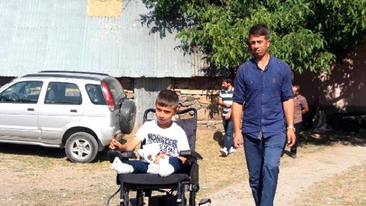 Minik Berat, Akülü Arabasıyla İlk Kez Bayramda Şeker Topladı