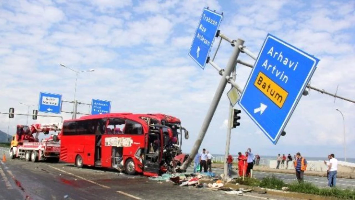 Rize\'de Trafik Kazası: 1 Ölü, 36 Yaralı