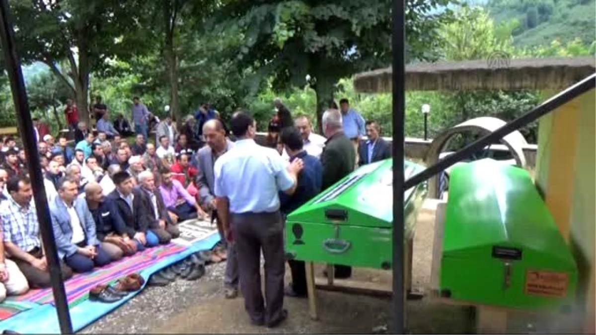Sakarya\'daki Kazada Hayatını Kaybeden İki Kardeşin Cenazesi