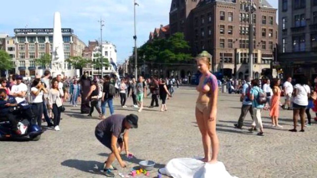 Genç Kadın Sokak Ortasında Vücudunu Boyattı