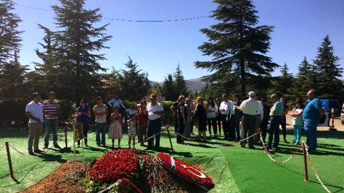 Süleyman Demirel\'in Mezarına Bayramda Ziyaretçi Akını