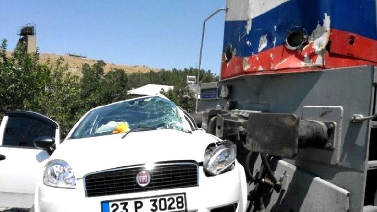Tren, Otomobile Çarptı: 4 Yaralı
