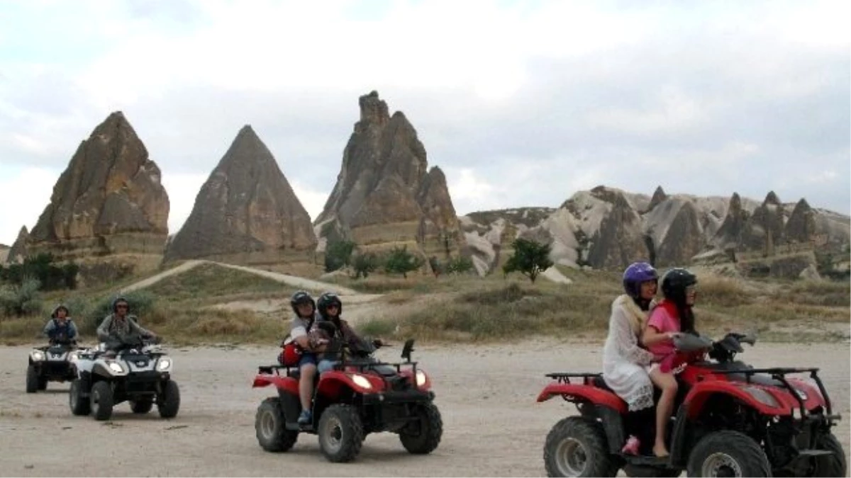 Turistler Kapadokya\'yı Atv Turları ile Keşfediyor